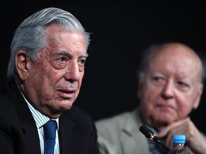 El escritor Mario Vargas Llosa diserta en la Feria del Libro de Buenos Aires, acompa&ntilde;ado por el chileno Jorge Edwards.