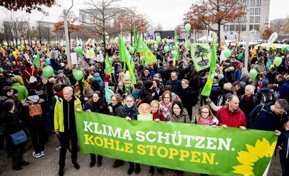 Miembros de Los Verdes encabezan una manifestación ecologista contra el carbón, el pasado 1 de diciembre en Berlín.