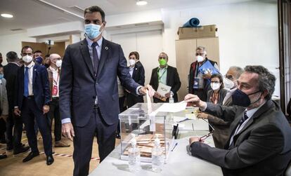 El presidente del Gobierno, Pedro Sánchez, ejerce su derecho al voto en Pozuelo de Alarcón. Sánchez ha animado a todos los madrileños a participar en las elecciones de este martes, en las que se elegirá a un Gobierno regional que deberá culminar "con éxito" el proceso de vacunación contra la covid y garantizar que la recuperación económica llegue "a todos los rincones" de la comunidad.