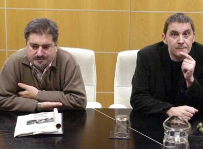 Jesús Eguiguren (izquierda) y Arnaldo Otegi, personajes clave en el proceso de diálogo, en una reunión mantenida en diciembre de 2004.