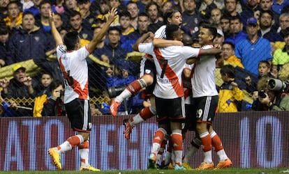 Los jugadores de River celebran un tanto frente a Boca.