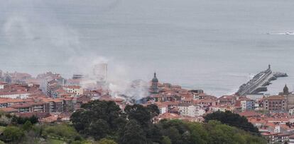 Al parecer el fuego se ha originado por causas que an se desconocen en un inmueble vaco en la calle Juan Nardiz y ha afectado a cinco edificios y a parte del ayuntamiento.