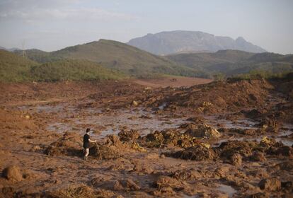 Homem observa o cenário de destruição causado pelo rompimento de duas barragens entre as cidades de Mariana e Ouro Preto, na região central de Minas.