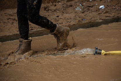 Una manguera de extracción de agua en Benetússer (Valencia), el 4 de noviembre. 