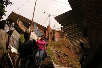Residentes del barrio Julián Blanco (Petare Norte) bajando hacia otra parte de la ciudad. Fotografía tomada en 2010.