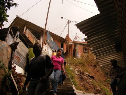 Residentes del barrio Juli&aacute;n Blanco (Petare Norte) bajando hacia otra parte de la ciudad. Fotograf&iacute;a tomada en 2010.