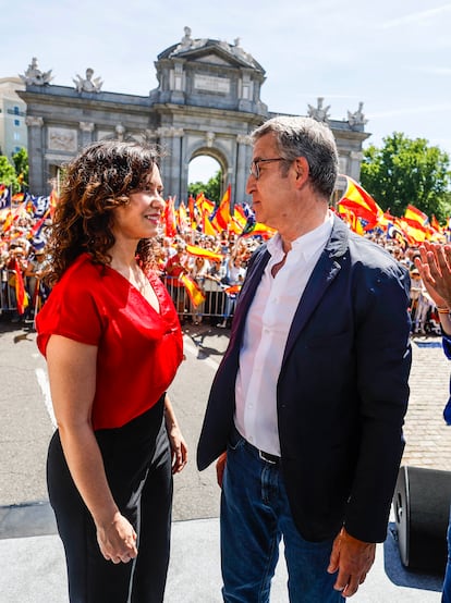 Isabel Díaz Ayuso, presidenta de la Comunidad de Madrid, conversa con Alberto Nuñez Feijóo, líder del PP.