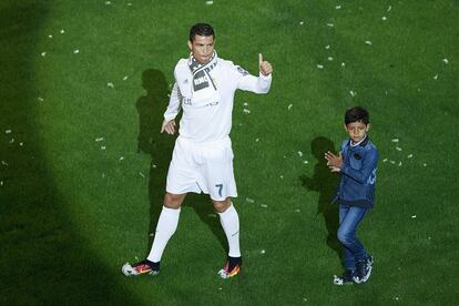 Cristiano Ronaldo da la vuelta de honor en el césped del Bernabéu con Cristiano Ronaldo Jr.