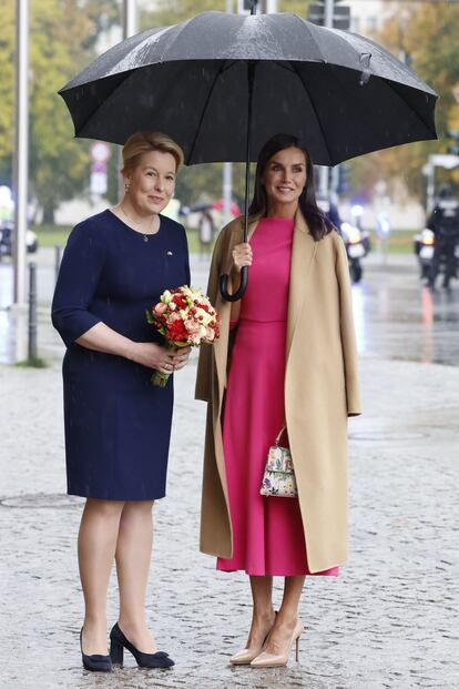 Felipe VI y doña Letizia retomaron este martes la agenda de su visita de Estado a Alemania, que comenzó con un encuentro con empresarios españoles y alemanes en el Foro Económico Hispano Alemán y continuó con una cita en el Parlamento alemán. También se desplazaron a la Puerta de Brandeburgo, símbolo de la paz y la unificación alemana, donde les acompañó la alcaldesa de Berlín, Franziska Giffey (en la foto). Más tarde, la Reina inauguró la exposición temporal de la Colección del Museo Helga de Alvear, titulada 'Escribir todos sus nombres', en el Palais Populaire de la capital alemana.