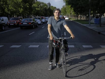 José Rossi, miembro de la Plataforma Carril Bici Castellana posa con su bici en el centro de la Castellana en Colón, Madrid.