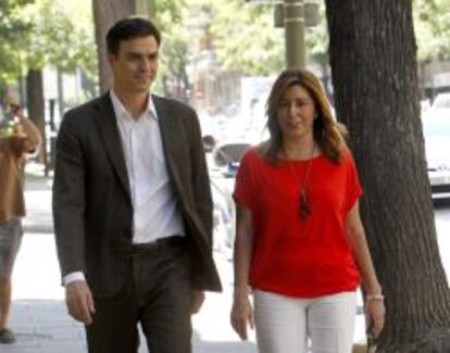 GRA175. MADRID, 14/07/2014.- El nuevo l&iacute;der del PSOE, Pedro S&aacute;nchez, se dirige a la sede del partido en Ferraz con la presidenta andaluza, Susana D&iacute;az, con quien ha abierto hoy su primera ronda de consultas para negociar la composici&oacute;n de la ejecutiva federal. EFE/Juan M. Espinosa