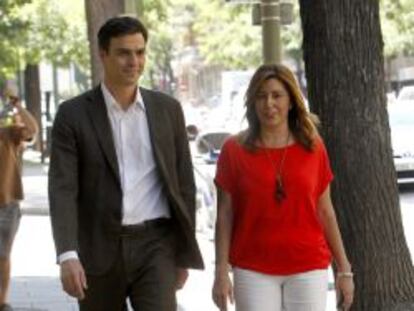 GRA175. MADRID, 14/07/2014.- El nuevo l&iacute;der del PSOE, Pedro S&aacute;nchez, se dirige a la sede del partido en Ferraz con la presidenta andaluza, Susana D&iacute;az, con quien ha abierto hoy su primera ronda de consultas para negociar la composici&oacute;n de la ejecutiva federal. EFE/Juan M. Espinosa