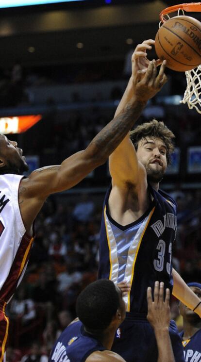 El jugador español de los Grizzlies de Memphis Marc Gasol bloquea a Udonis Hslem, de los Heat de Miami.