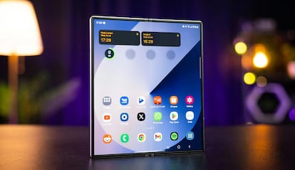 Teléfono plegable Samsung Galaxy Z Fold en una mesa