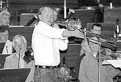 El trombonista Christian Lindberg, ayer, en San Sebastián, durante un ensayo.