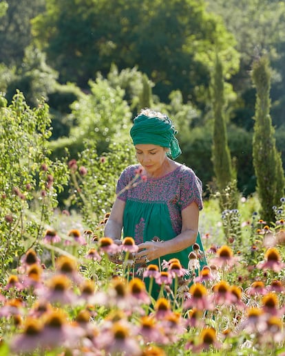 Leticia Rodríguez de la Fuente, entre las flores de su jardín de La Alcarria.