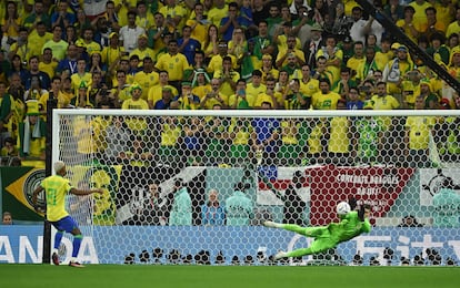 El croata Dominik Livakovic para el penalti lanzado por Rodrygo.