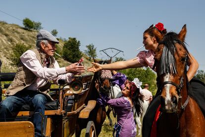 En la celebración se entremezclan varias generaciones que comparten una misma pasión por la Virgen del Rocío. Los niños se turnan para montar a caballo mientras los adultos reparten bocadillos y refrescos.