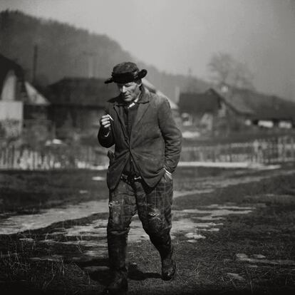 'Smoking Roma', Chernovtsi, 1976. Una de las fotografías de Boris Savelev en su retrospectiva en el Espacio Cultural Serrería Belga.