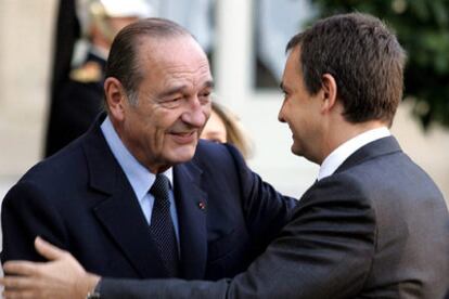 Los presisidentes español y francés, a su entrada en el palacio del Elíseo, en París.