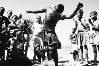 Imagen tomada en 2005 en el poblado bosquimano de Ekoka, en la región de Ohangwena, en el norte de Namibia.