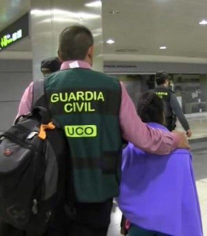 La pequeña Nada llega a Barajas acompañada de la Guardia Civil.