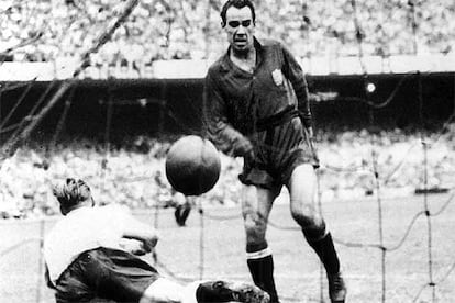 Zarra bate a Williams y consigue el gol del histórico triunfo de España sobre Inglaterra en el Mundial de Brasil 1950.