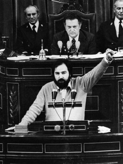 Puño en alto, Letamendia anunció el 8 de noviembe de 1978 desde la tribuna del Congreso que dimitía como diputado de Euskadiko Ezkerra.