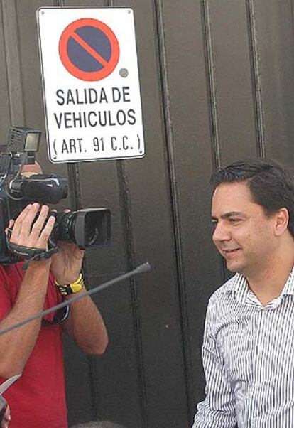 Agustín Pavón, ayer, tras la reunión con la dirección regional de IU.