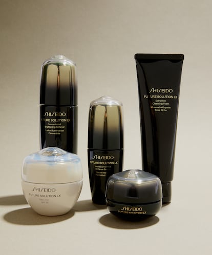 Desde la izda., crema de día Total Protective Cream, Concentrated Brightening Softener, Intensive Firming Brillance Serum, Eye & Lip Contour Regenerating Cream y limpiador Extra Rich Cleasing Foam, todo de la gama Future Solution LX de SHISEIDO.