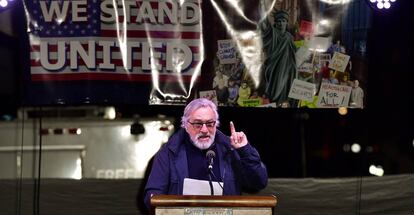 Robert De Niro, durante su intervención anoche en la marcha celebrada en Nueva York.