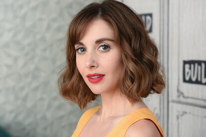 Alison Brie, que da vida en Glow a una actriz que trata de hacerse un hueco en el Hollywood de los ochenta, recordó en la presentación de la ficción de Netflix lo poco que han cambiado las dinámicas de contratación en la meca del cine durante las últimas décadas. “Cuando empecé fui a un casting para un personaje de tres líneas de diálogo en un capítulo de la serie El séquito (Entourage). Tuve que ir en bikini y con shorts cortísimos. Y ellos me miraron en plan, ‘Vale, ¿cuándo te quitas la parte de arriba?”.