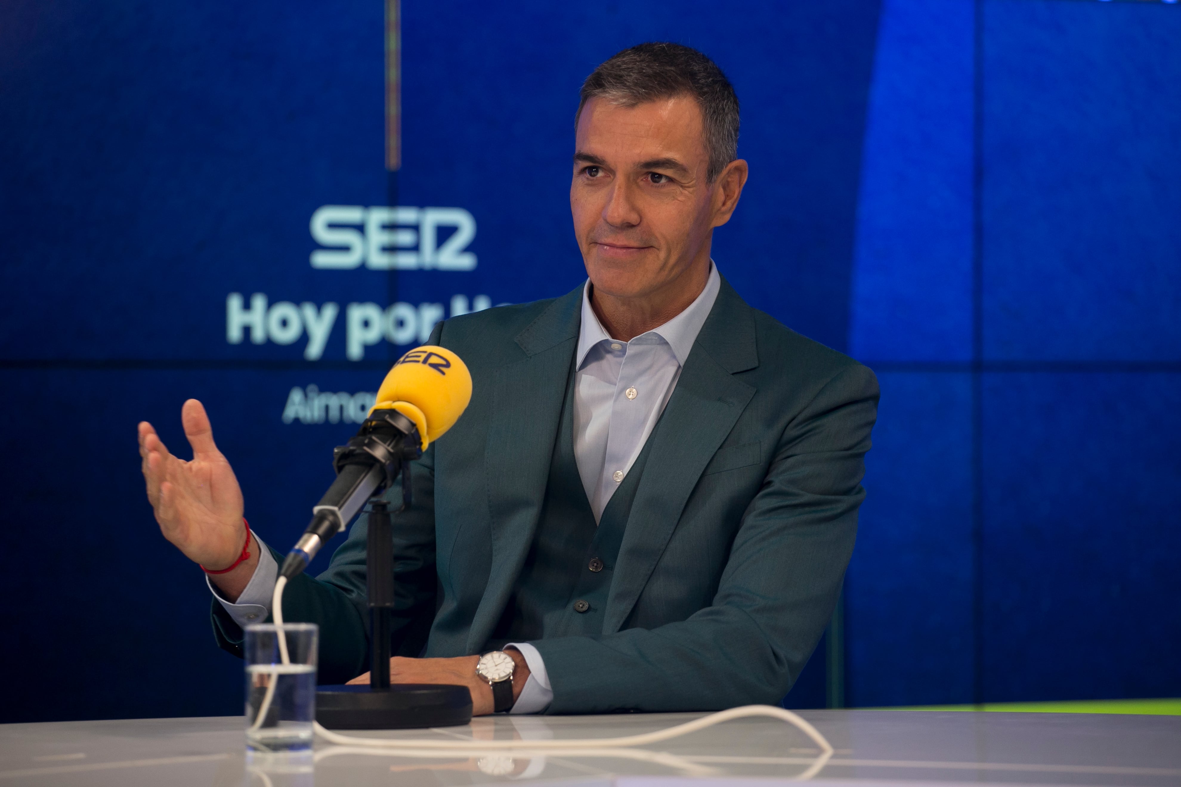 El presidente del Gobierno, Pedro Sánchez, en el programa 'Hoy por hoy' de la Cadena SER, este lunes. 