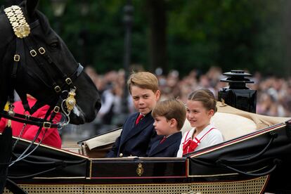 Los hijos de los príncipes de Gales, Jorge y Luis junto a su hermana Carlota dejan el palacio de Buckinham para participar en el Trooping Colour.