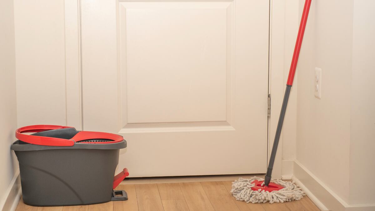 El accesorio perfecto para no encontrarte la escoba o la fregona en el suelo cada dos por tres