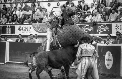 Un picador, ante el segundo toro de la tarde