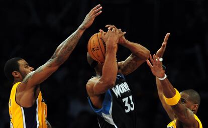 Dante Cunningham lucha por el baln con Earl Clark y Antawn Jamison