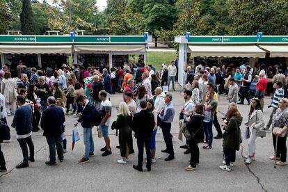 Decenas de visitantes en la Feria del Libro de Madrid, en el Parque del Retiro, el día 27 de mayo.