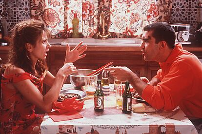 Victoria Abril y Antonio Banderas, en una escena de la película 'Átame', de Pedro Almodóvar.