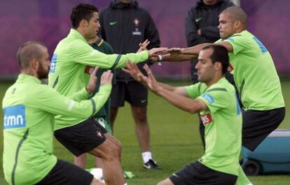 Cristiano y Pepe, en el fondo, en un entrenamiento de Portugal.
