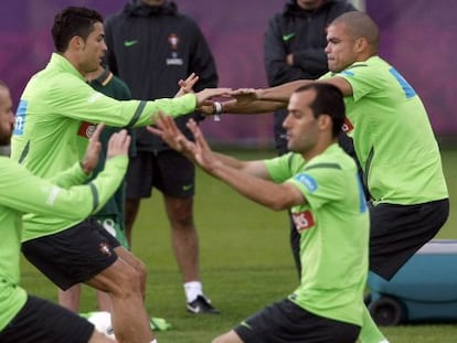 Cristiano y Pepe, en el fondo, en un entrenamiento de Portugal.