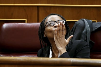 Rita Bosaho, la primera diputada negra de España, saluda lanza un beso desde su escaño en el Congreso. 