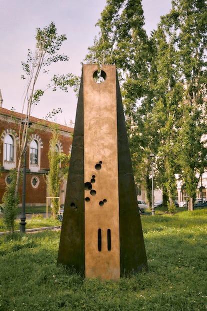 'MU141: La vita infinita', de Kenjiro Azuma. 
El Cimitero Monumentale de Milán es un museo de escultura al aire libre, pero esta obra no la encontrará en otras guías. Inaugurada en 2015, lleva la firma de este escultor japonés que se formó en Brera junto a Marino Marini y que acabó siendo plenamente milanés sin abandonar la filosofía zen de su obra. “La hemos elegido porque es bastante invisible, no se ve en el primer momento. No es conocida. Y tiene significado propio, porque está junto a la entrada al cementerio de los no católicos”. 