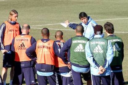 Juan Ramón López Caro da instrucciones a sus jugadores antes de viajar a Málaga.
