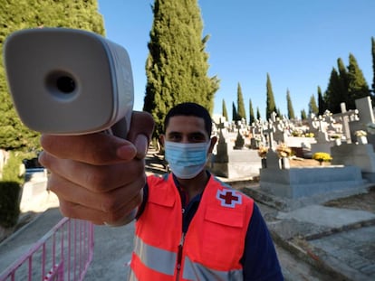 Un vigilante toma la temperatura en el cementerio de Toledo.