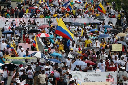 Las banderas de las organizaciones sindicales, movimientos sociales y partidos políticos forman una estela que se extiende desde a lo largo de la carrera séptima, desde la Plaza de Bolívar hasta la calle 27.