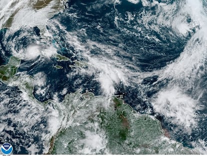 Fotografía satelital de la tormenta tropical Eta en el golfo de México y la subtropical Theta en el Atlántico.