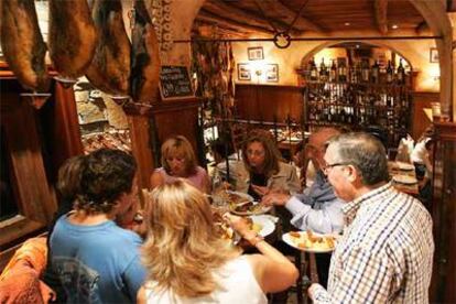 Tapeo en el mesón Cumbres Mayores, donde se puede degustar carrillada ibérica, el guarrito chico (lechón adobado y frito), albóndigas y montaditos.