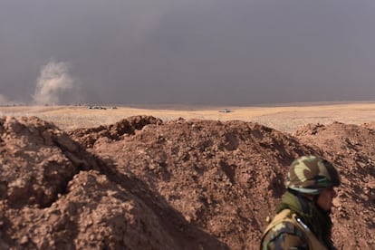  Los peshmergas, pese a todo, han logrado arrebatarle unos cuantos kilómetros al Estado Islámico en este frente y creen que en dos días estarán preparados para recuperar Bashiqa. La ofensiva continúa.