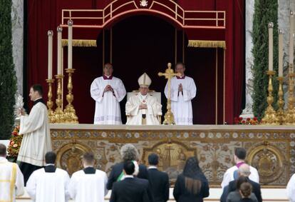 Don Ezio Bolis, Director de la Fundación Juan XXIII y de la familia Roncalli, tercero por la izquierda, lleva la reliquia del Papa Juan XXIII, durante la ceremonia solemne en la Plaza de San Pedro en el Vaticano, Domingo,